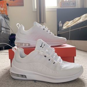 White Nike Air Max Size 8 Women’s